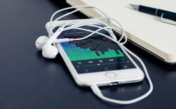 FCC asks Apple to activate the FM chips in the iPhones iPhone FM